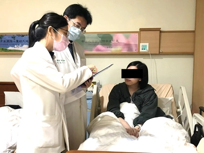 何宗融(花蓮慈濟醫院副院長)與蘇三華(中醫部住院醫師)共同為病患看診