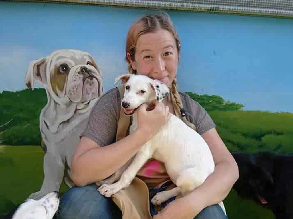 臺南市動物之家灣裡站志工Bahus Brenna Melissa來自美國馬里蘭,已在臺灣定居將近7年,目前任職國小英語老師。她非常喜歡與動物相處,擔任動物之家志工2年多,每周都會到動物之家照顧收容的流浪犬。