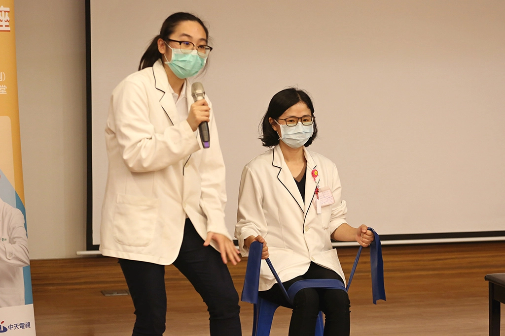 黃意雯、楊子儀物理治療師現場為民眾示範,在家如何利用彈力帶做運動。