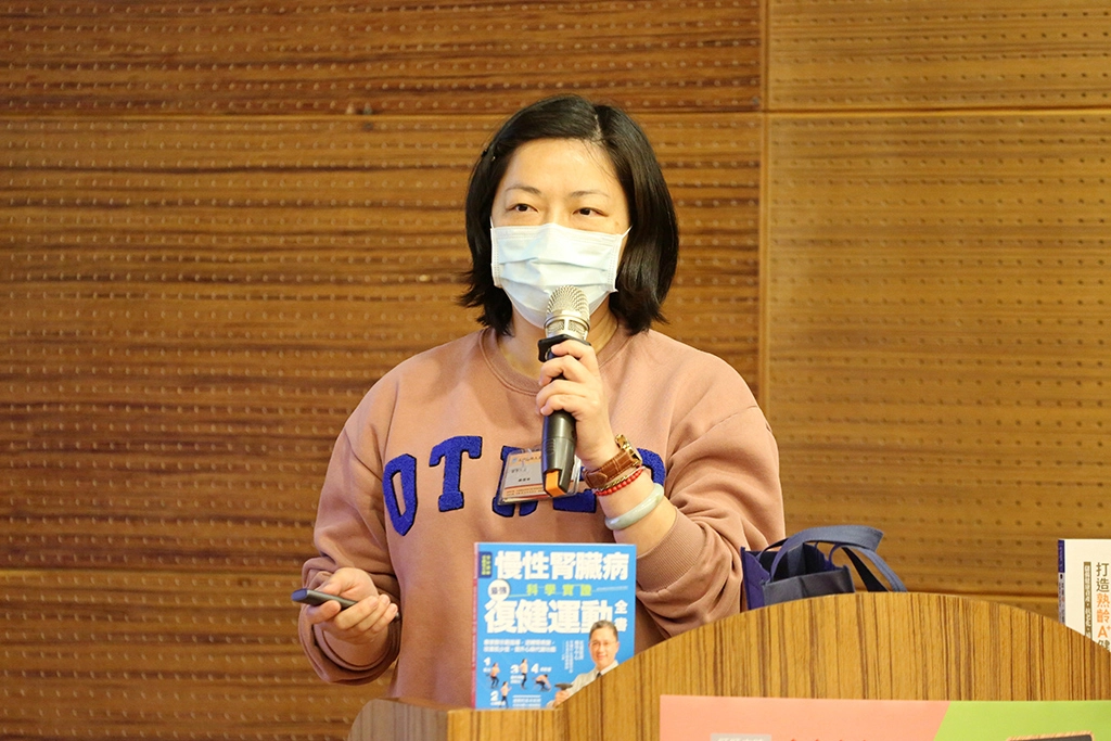 林恬田護理師分享「長照2.0」相關資訊給現場民眾。