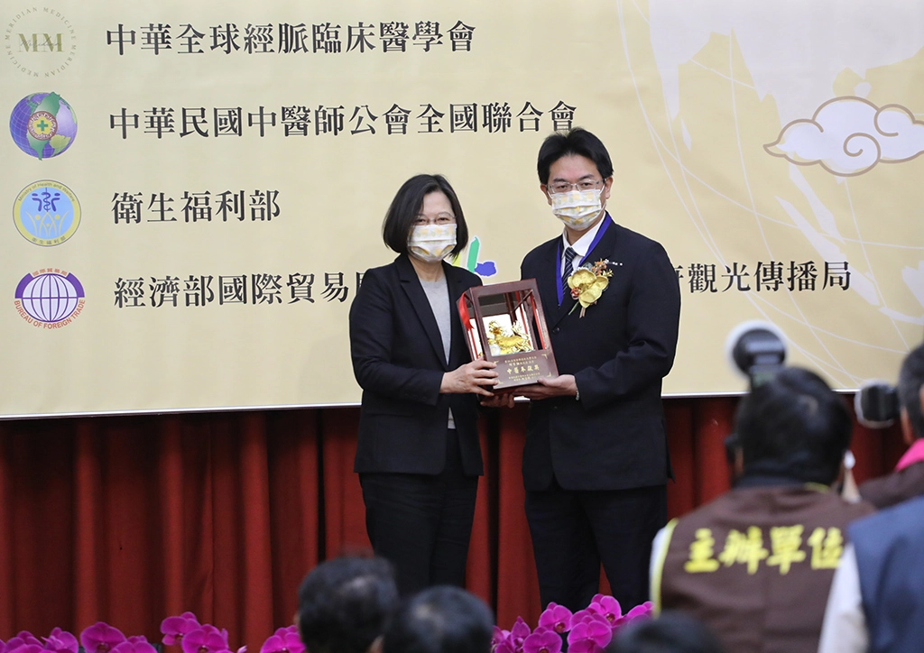 中醫合療急症處置 花蓮慈院何宗融獲頒中醫奉獻獎