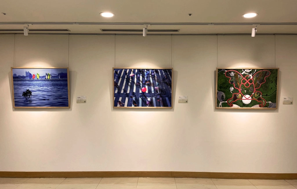 「凝視新北」攝影展涵括自新北市美展歷年評審老師及得獎者精選出眾多知名攝影師及一般市民由新北觀點出發的人文活動與自然風光作品,以多元視角回看民生經濟、文化活動與這片土地交織出的新北風景記憶。