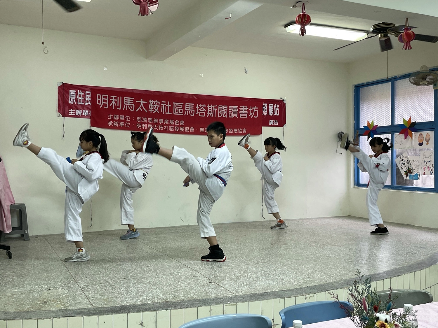 明利國小孩童呈現傳統舞蹈與跆拳道的現代舞,為閱讀書坊啟用增添年輕的氣息。(攝影:劉秋伶)