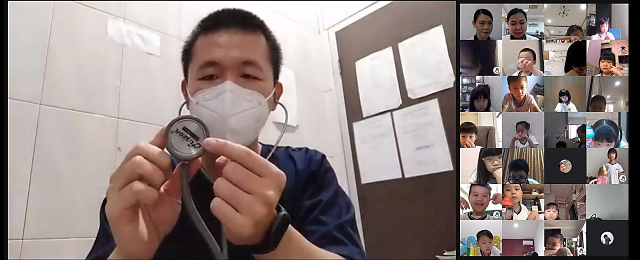 學生觀看醫療知識影片