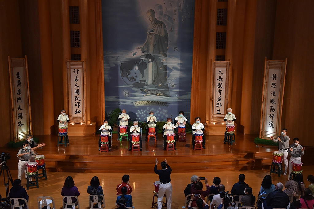 3月14日慈濟在安平聯絡處舉辦感恩祈福會,活動由當地長者鼓動表演。