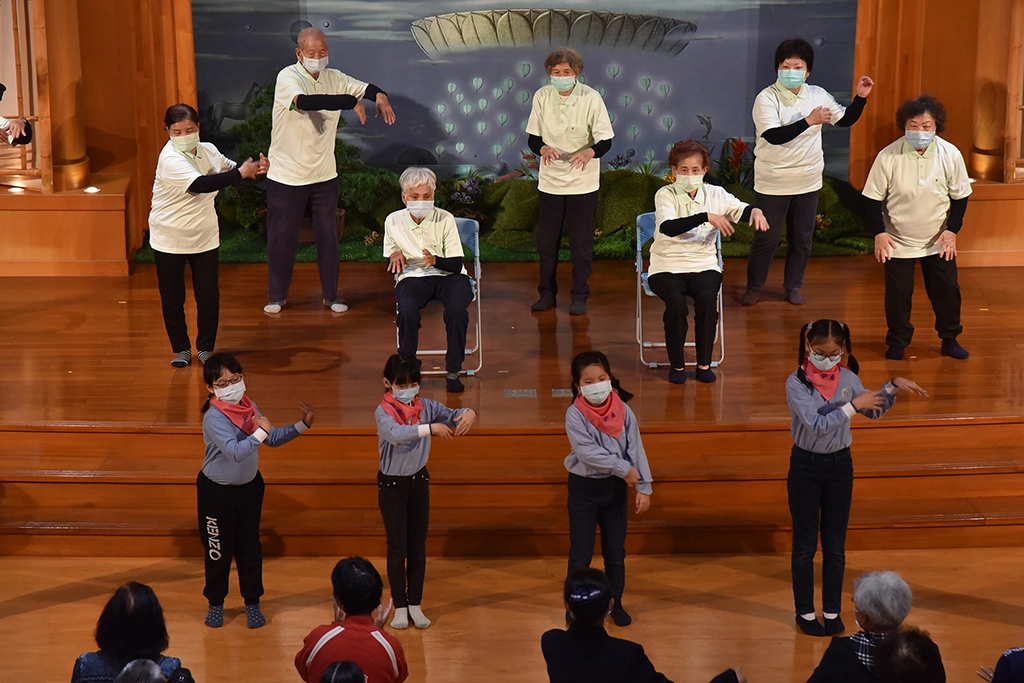3月14日慈濟在安平聯絡處舉辦感恩祈福會,活動由當地長者、親子班表演揭開序幕。
