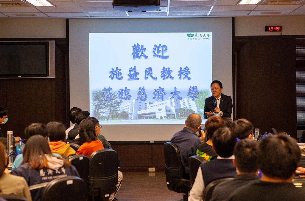 慈濟大學劉怡均校長表示,施益民教授除了研究卓越之外,更擅長攝影、而且深具人文關懷、對宗教及生命也有獨到的見解等。