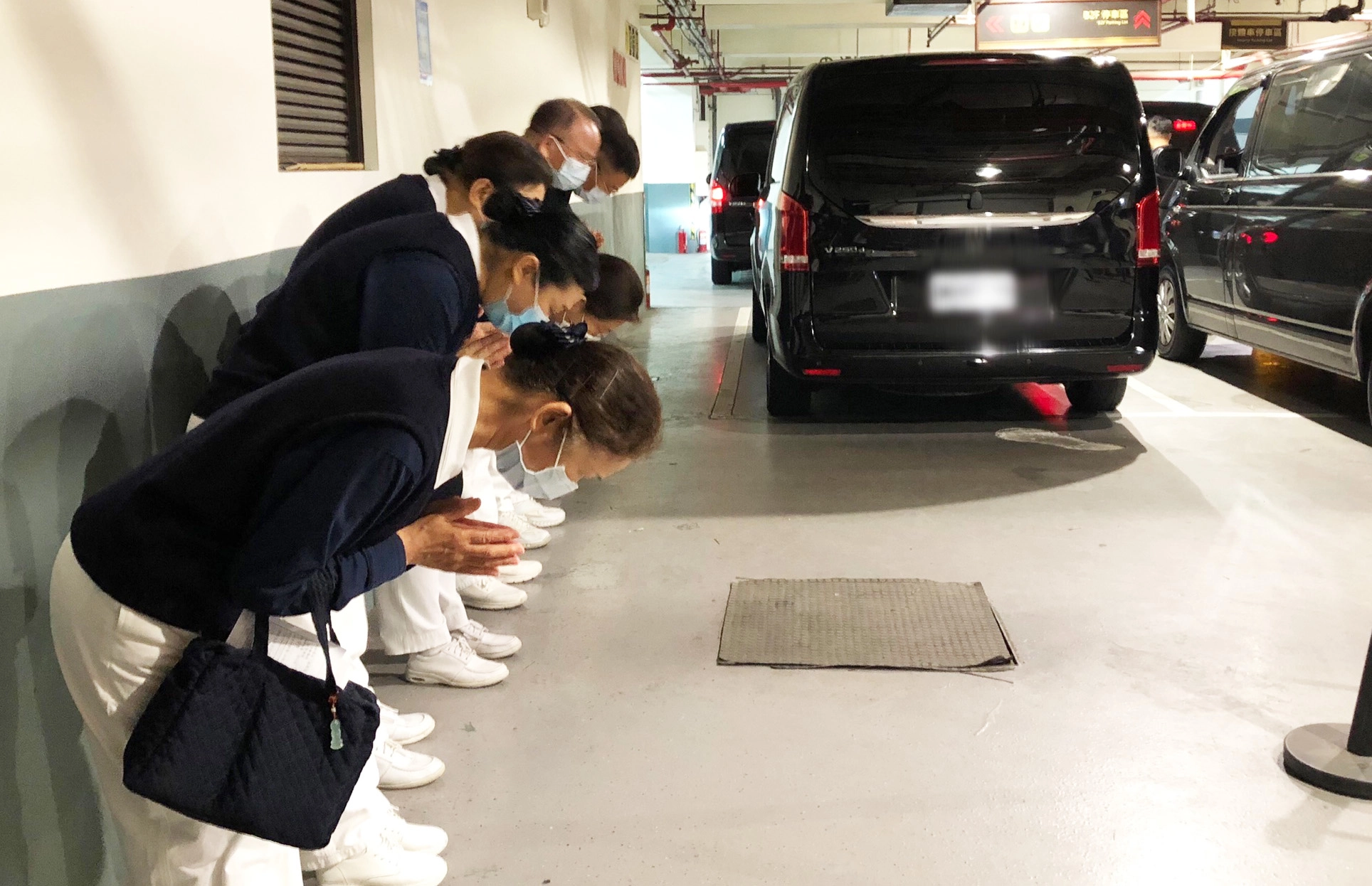 宜蘭蘇澳發生重大車禍,台北慈濟志工在二殯助念迎靈,願亡者靈安。