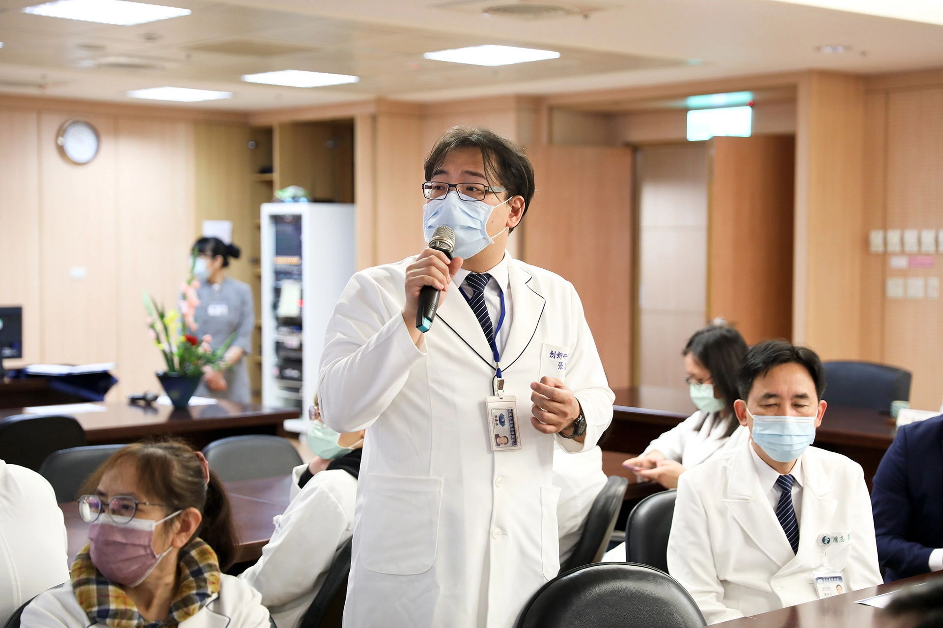慈濟創新研發中心技術長張嘉佑說明雙方將結合醫療臨床經驗與幹細胞培養技術,進行合作