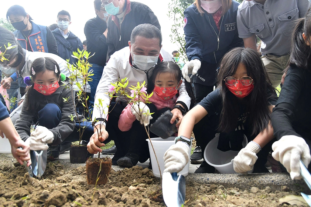 市府與新北市野鳥協會合作推動「校園生態植樹計畫」,侯友宜市長與永和國小師生共同種下百株樹種。