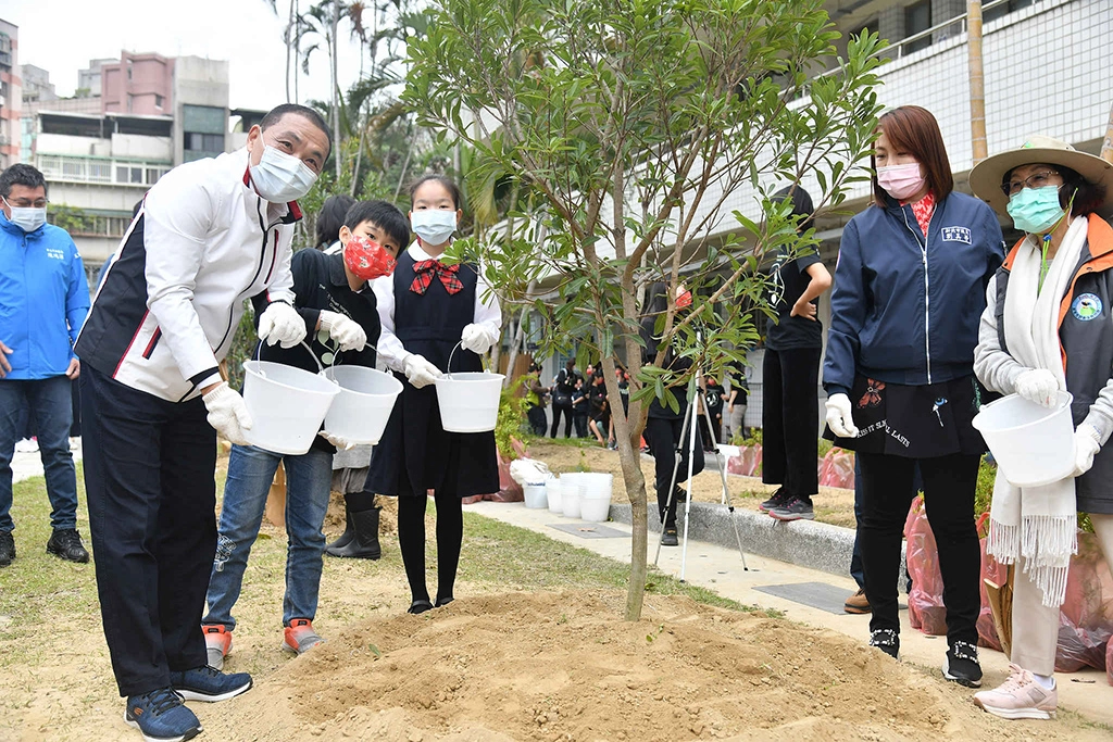 侯友宜市長親自種下楊梅樹種,讓校園裡的喜鵲有一個舒適的家。