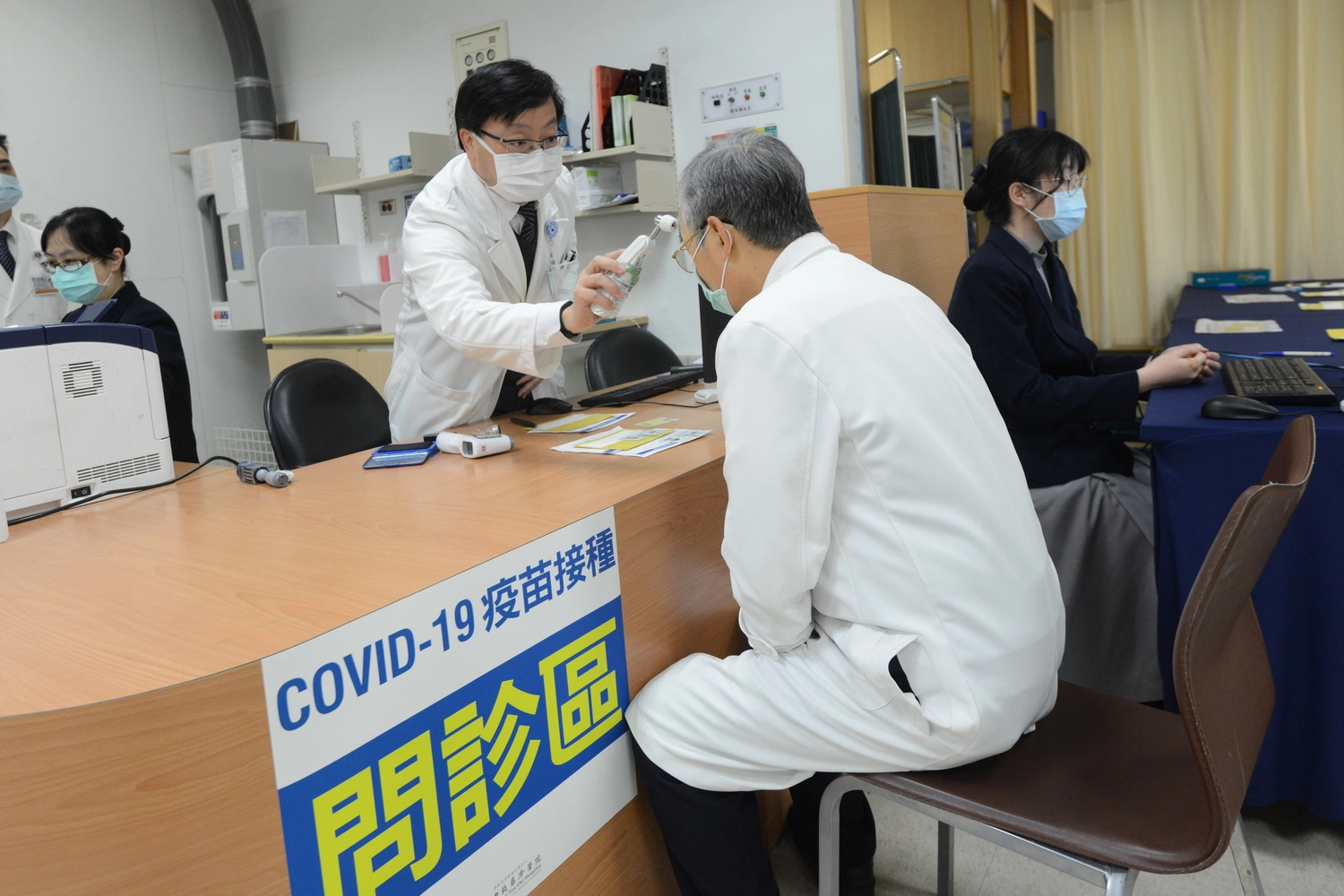 疫苗接種前必須先過健保卡,確認符合第一線醫護人員資格,並經由醫師問診評估後,方能接種疫苗。