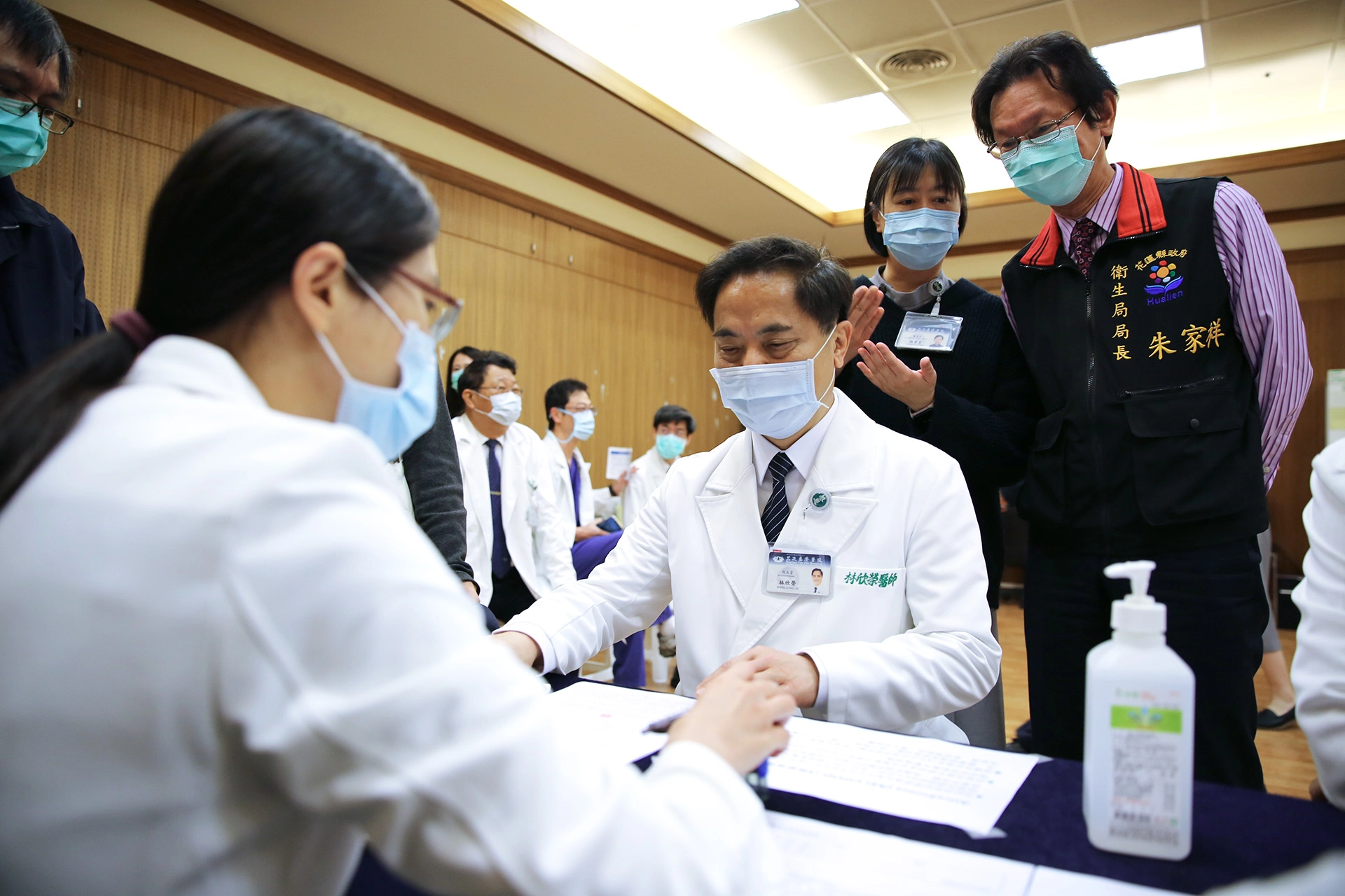 花蓮慈濟醫院由院長林欣榮帶領院內臨床醫療主管及同仁接受施打,花蓮縣衛生局局長朱家祥也親自到場關心...