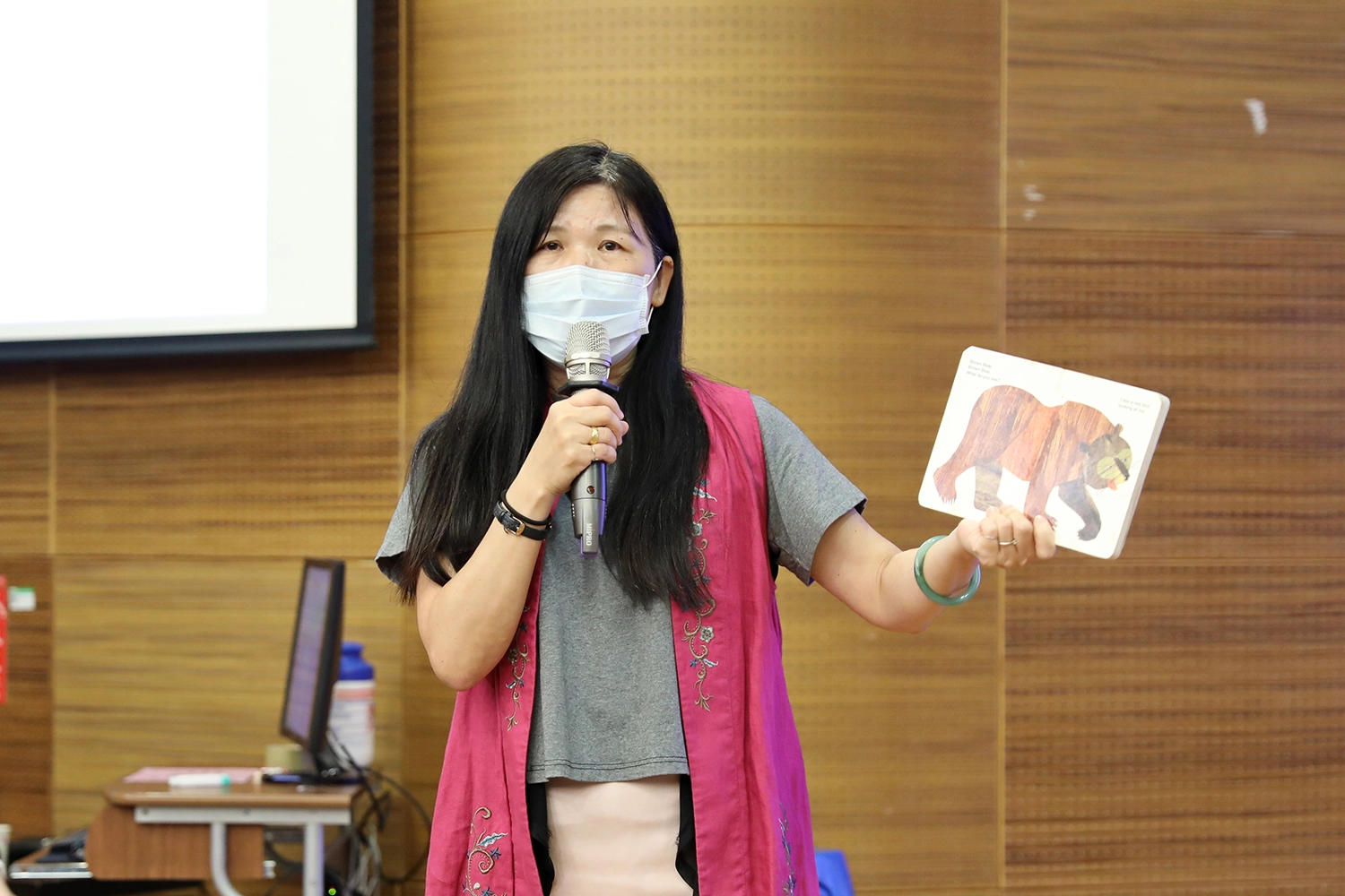 花蓮慈濟醫院婦產部日前舉辦「媽媽嘉年華」,邀請幼兒教育專家施淑娟教授,教導媽媽們如何說故事給孩子聽