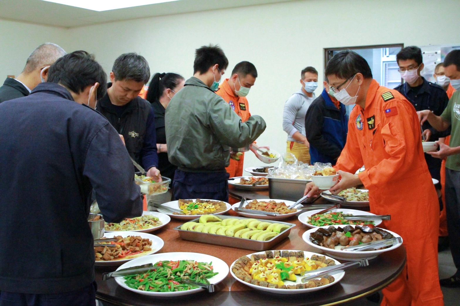 3月24日沙鹿慈濟志工製作營養美味的蔬食料理,送往臺中清泉崗空勤總隊基地餐廳。
