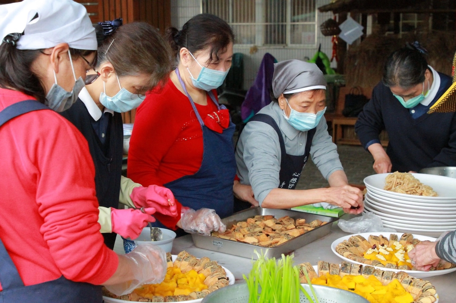 3月24日沙鹿慈濟志工製作營養美味的蔬食料理,送往臺中清泉崗空勤總隊基地餐廳。