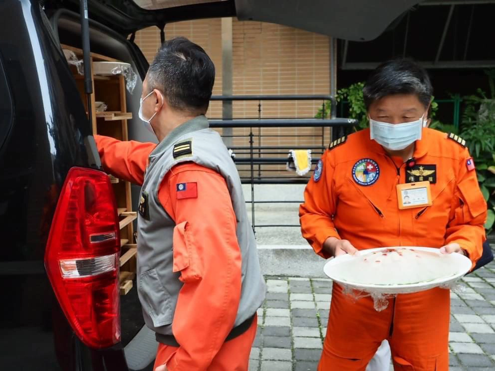 3月24日沙鹿慈濟志工製作營養美味的蔬食料理,送往臺中清泉崗空勤總隊基地餐廳。
