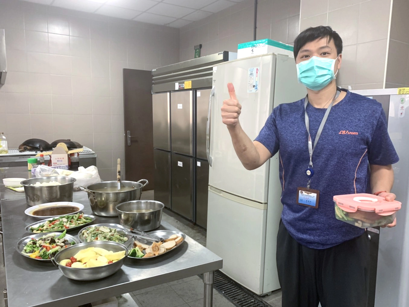 3月24日沙鹿慈濟志工製作營養美味的蔬食料理,送往臺中清泉崗空勤總隊基地餐廳。