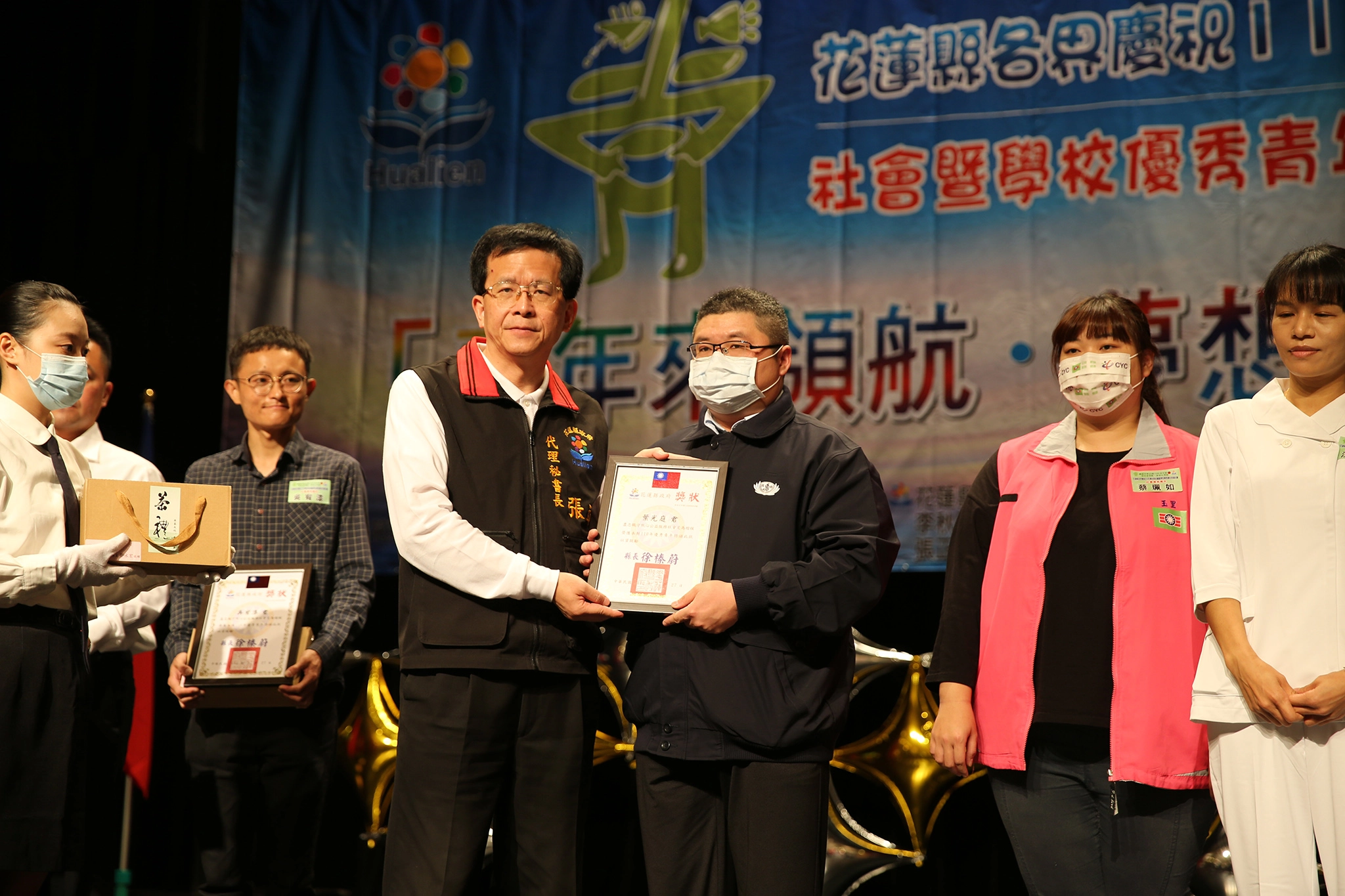 黏人土地找回醫療初衷,葉光庭獲頒花蓮縣優秀青年。
