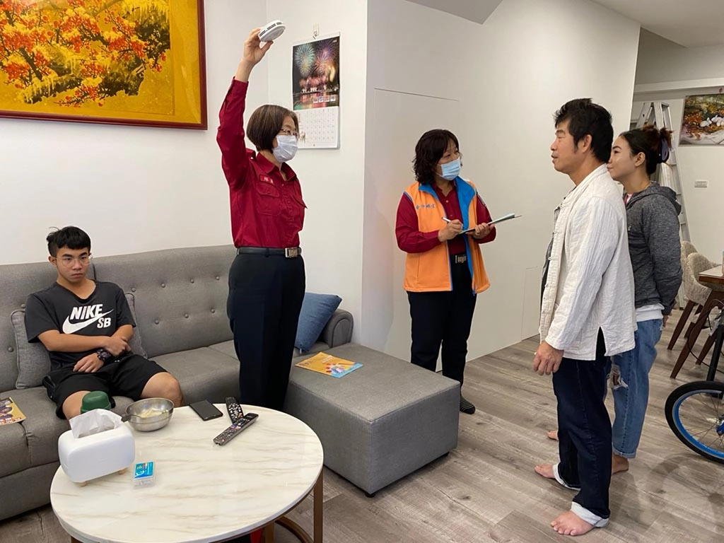 消防局居家訪視宣導時,均會穿著消防局制式服裝、佩戴有識別證等以證明身分。