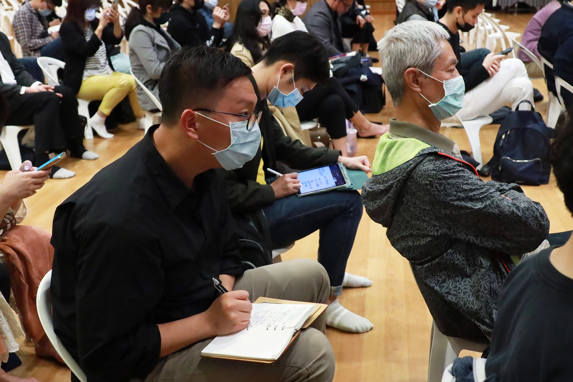 透過跨世代的對話,打破外界認為可能產生代溝的疑慮,反而彼此激盪出更多新的思維與觀念,年輕人勤作筆記。