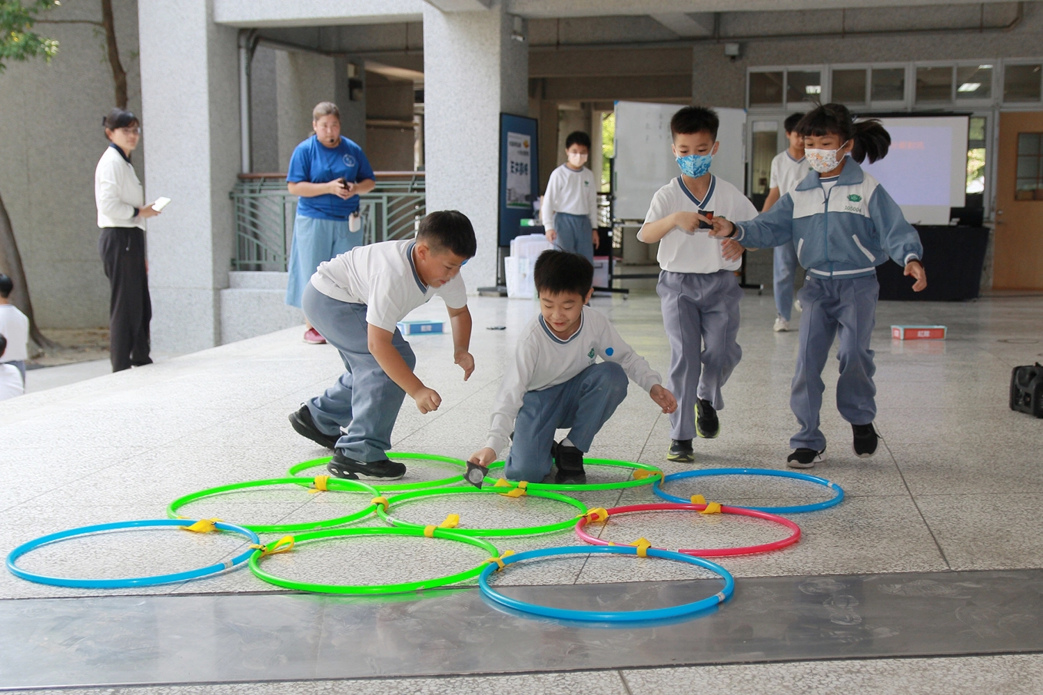 天文遊俠,讓孩子從活動中了解深奧月全食的原理。陳天和攝