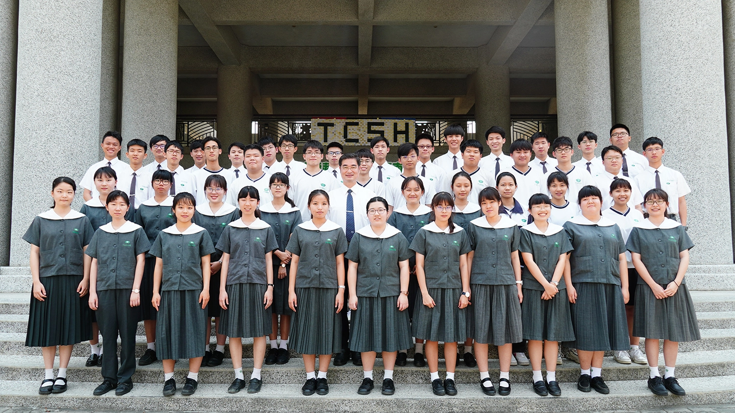 110年「醫學系六冠王」在臺南慈濟高中,全校共計117人次通過頂尖大學個人申請第一階段。
