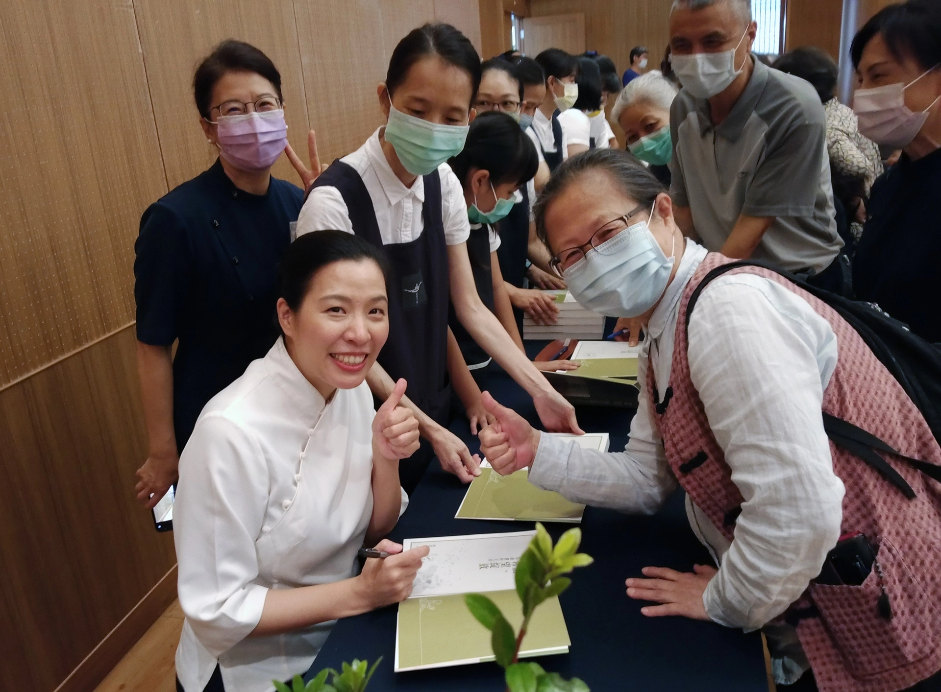 《閱讀，讓希望綻放》蔡青兒(左一)新書發表暨簽名會