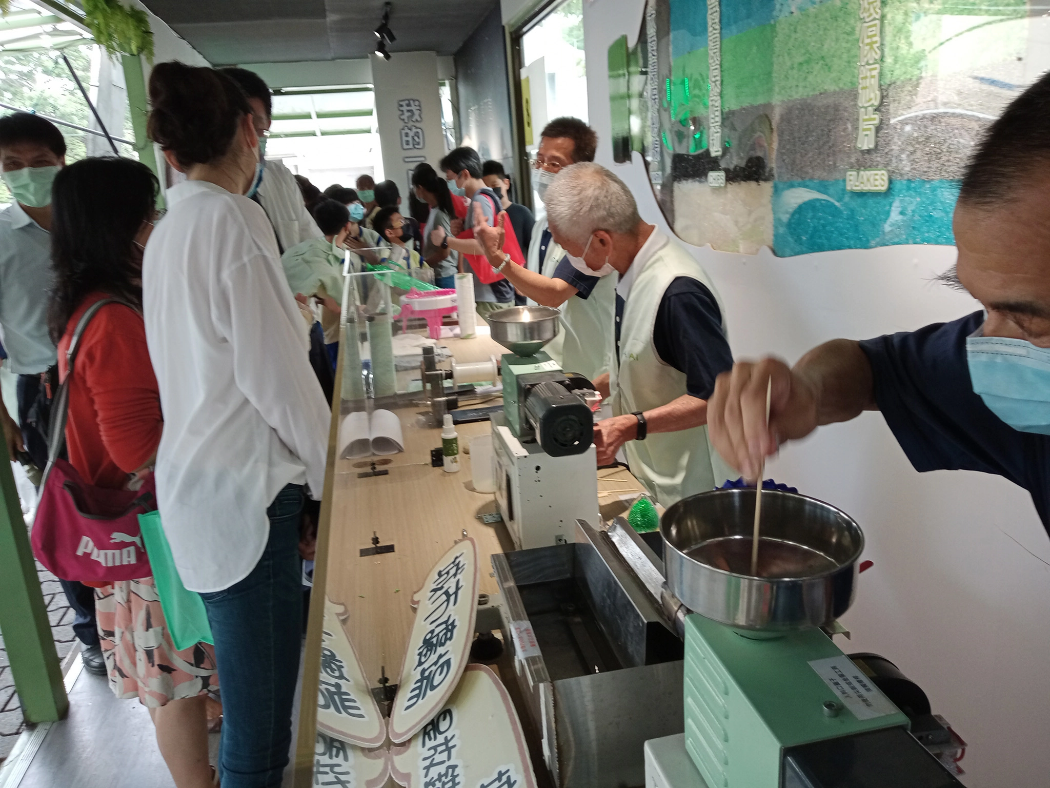 「慈濟行動環保教育車」於南投縣竹山國小開展,志工呈現環保一條龍。(攝影:許昆龍)