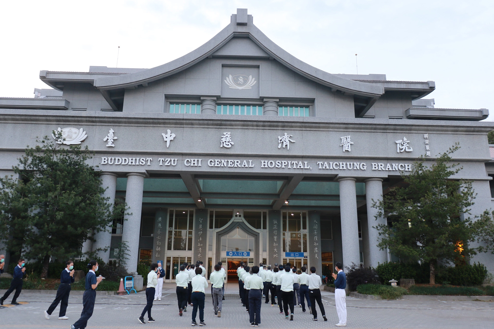 臺中慈濟醫院五日清晨近150位醫院同仁與慈濟志工,一同朝山凝聚眾人的善念,感恩佛恩、親恩、眾生恩。