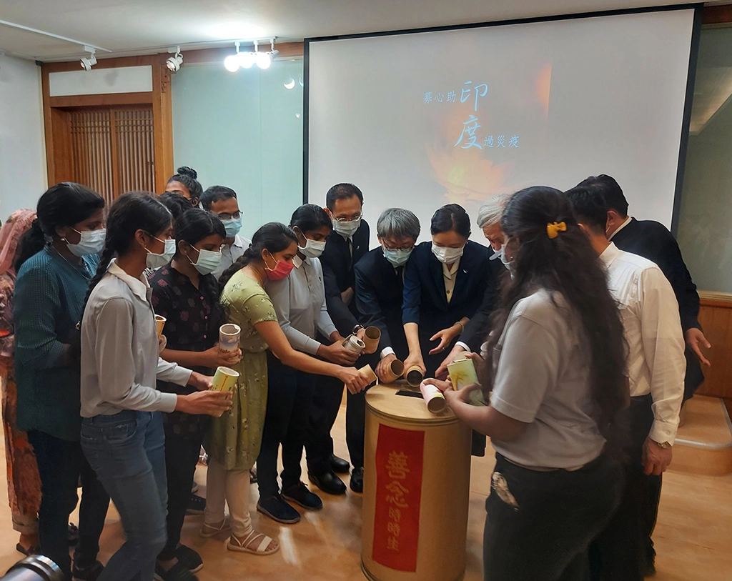 慈濟大學與靜思精舍及四大志業同步進行祈禱,不分種族宗教,大家一同為印度及全球祈福。