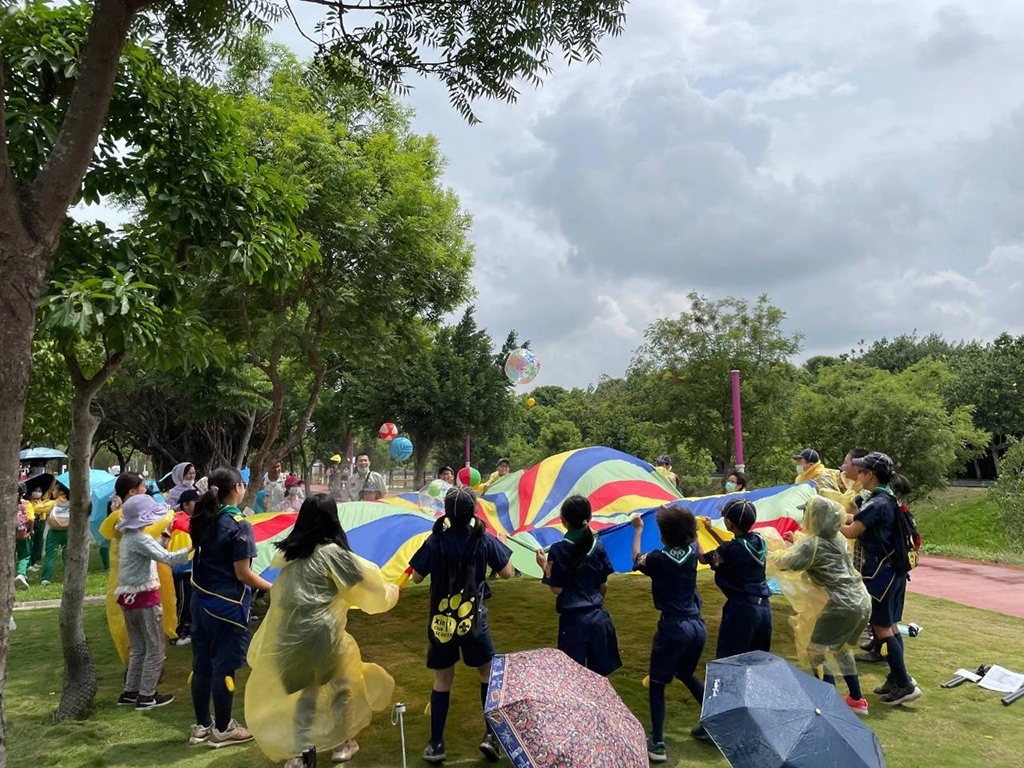 中市51校幼童軍齊聚中央公園,感受科技環保自然生態。