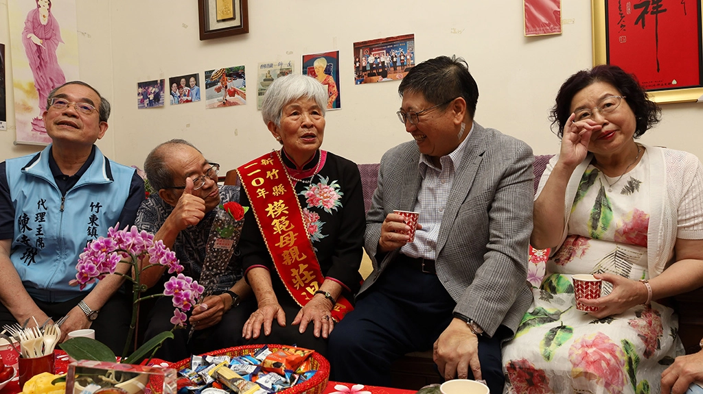 兼多份零工獨撐家計 ,竹東莊溫育英獲選模範母親。