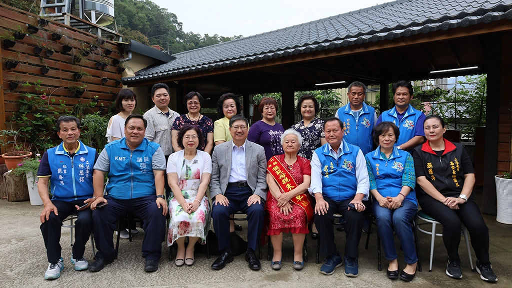 模範母親89歲朱張早妹女士扶養7個孩子,生活雖清苦,但總是保持笑容、樂觀進取的態度,受到地方鄉親的愛戴。