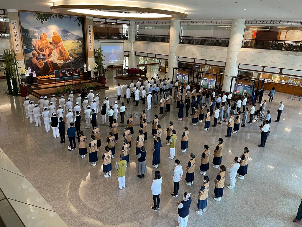 臺中慈濟醫院全體同仁與志工響應證嚴法師號召,六日中午祈福募愛,幫助印度染疫病人。