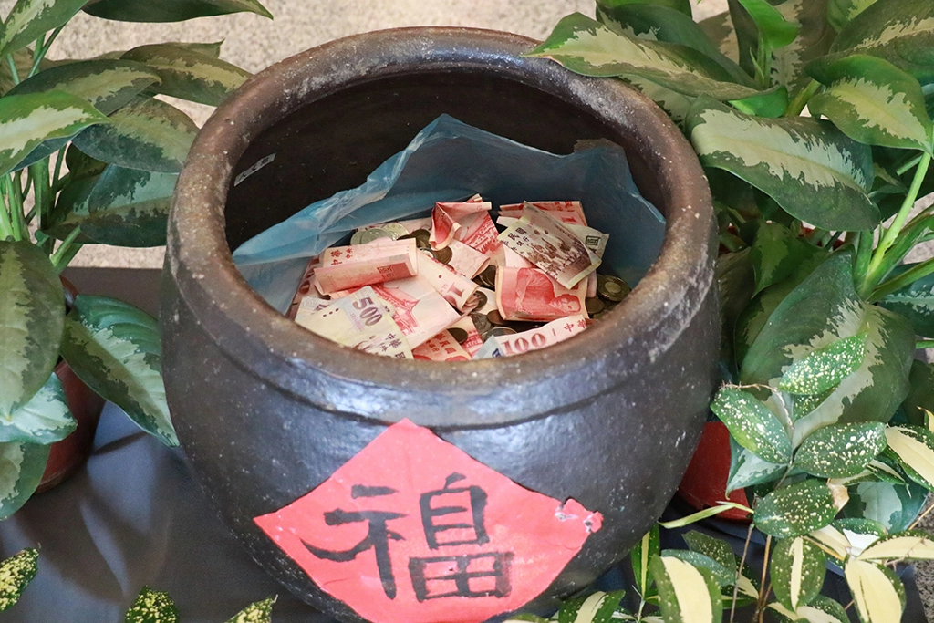 同仁們帶著自己平日積攢的零錢,匯聚一起幫助需要幫助的地方與需要幫助的人。
