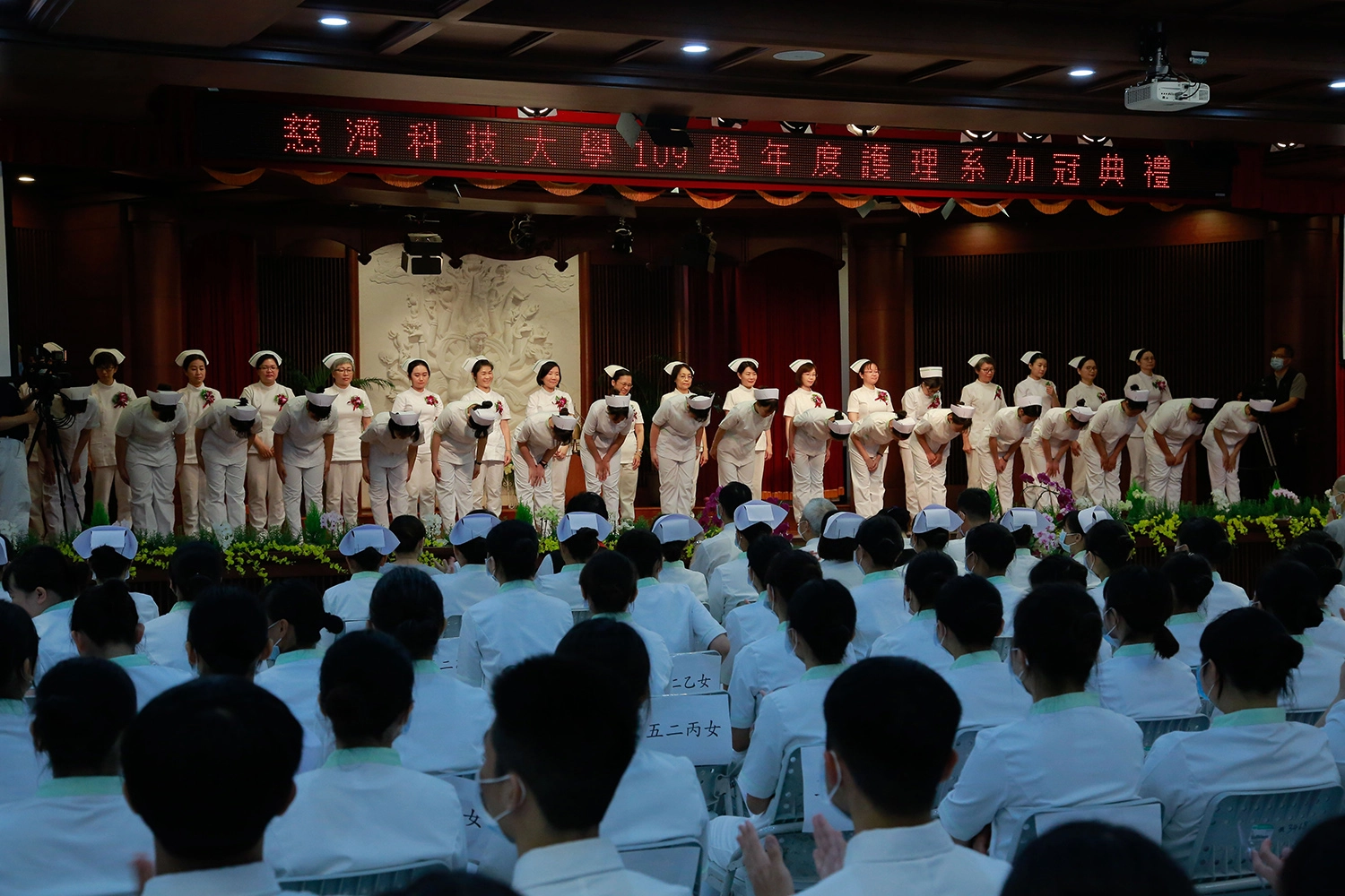 學生轉身向師長鞠躬,見證踏入護理生涯的里程碑。