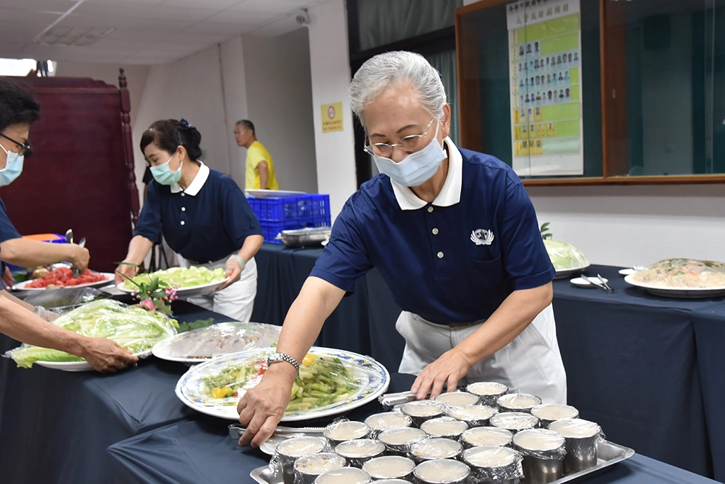 母親節前夕,臺南慈濟志工特別準備健康美味的蔬食饗宴慰勞人民保姆。