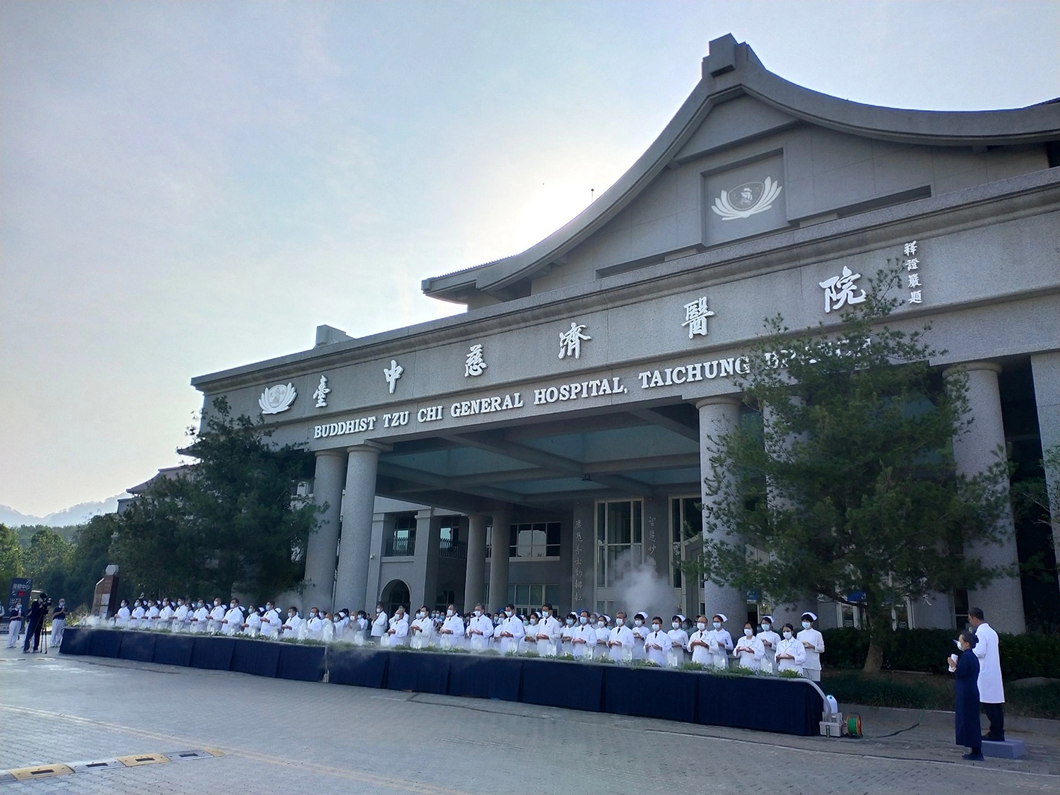 臺中慈濟醫院防疫升級,將浴佛典禮移到戶外。