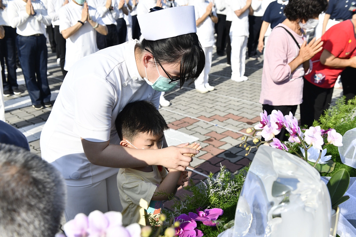 產兒病房護理人員羅憶琳帶著小朋友一起來浴佛,讓他們保持一顆感恩的心。