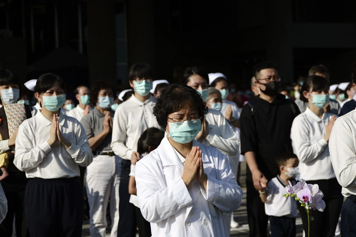 中醫部黃雅慧醫師前兩年因她自己兩次罹癌,又遇到父親罹癌往生,讓她感受世事無常,藉著參加浴佛典禮,感念佛恩、親恩、眾生恩。
