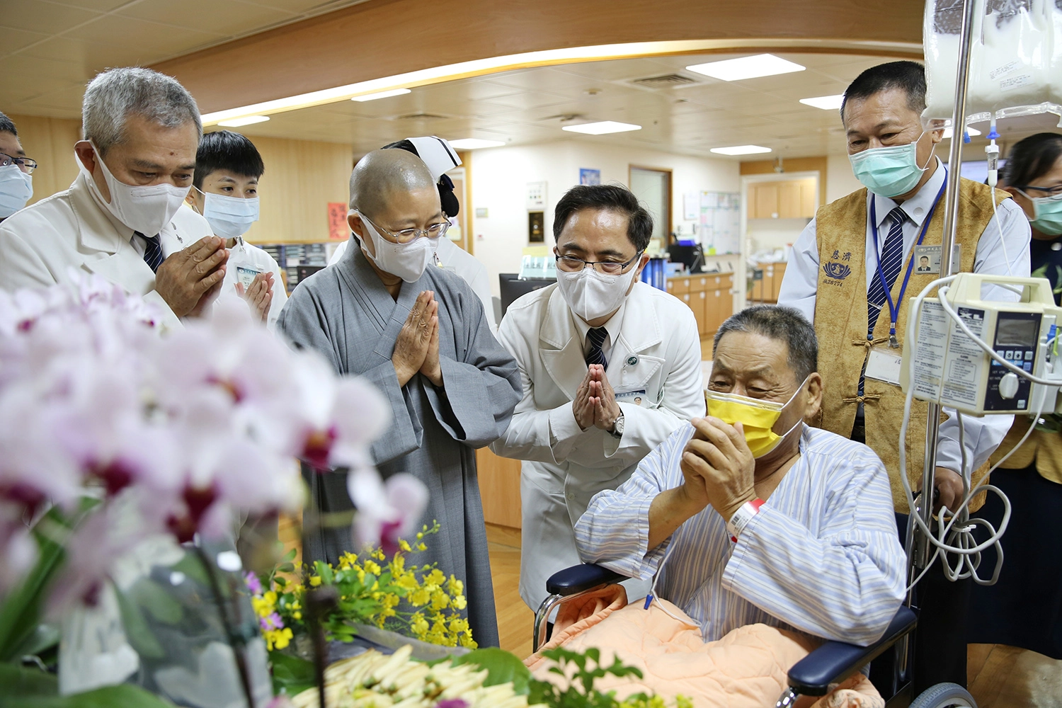 宜蘭區的慈濟志工黃先生說,當慈濟志工已經十五年了,以前浴佛典禮都是擔任工作人員,今年缺席工作人員以為沒機會參與浴佛,沒想到在病房還能親自供花、禮佛,還有醫療團隊、靜思精舍師父陪伴,很感動,不管在哪裡慈濟的溫暖都在。