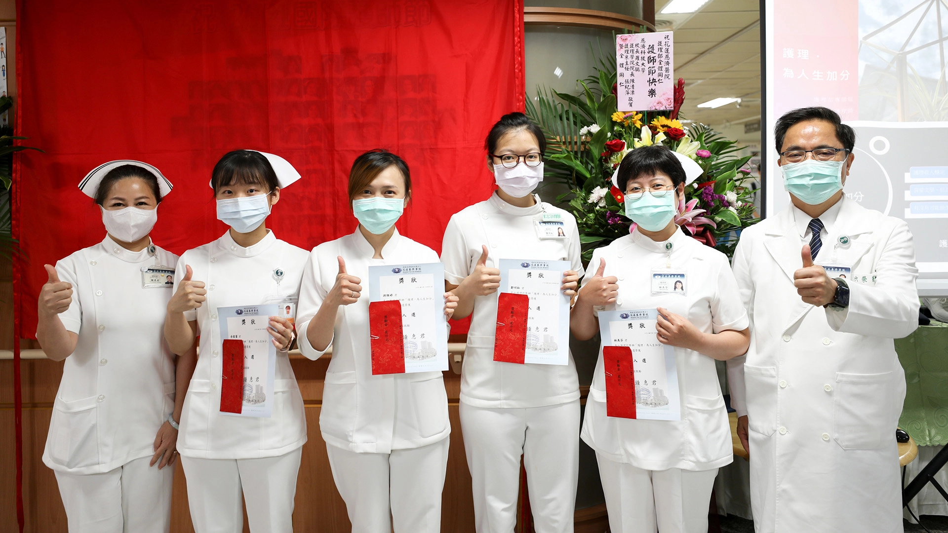 「護理,為人生加分」徵選活動,徵求護理師除了在臨床上發揮所長,生活上於各領域有所專長的夥伴分享,由林欣榮院長(右一)與護理部鍾惠君主任(左一),頒發獎狀給林美芬(右二) 、鄒明耘(右三)、游雅婷(左三)、余宸萱(左二)等四位護理師。