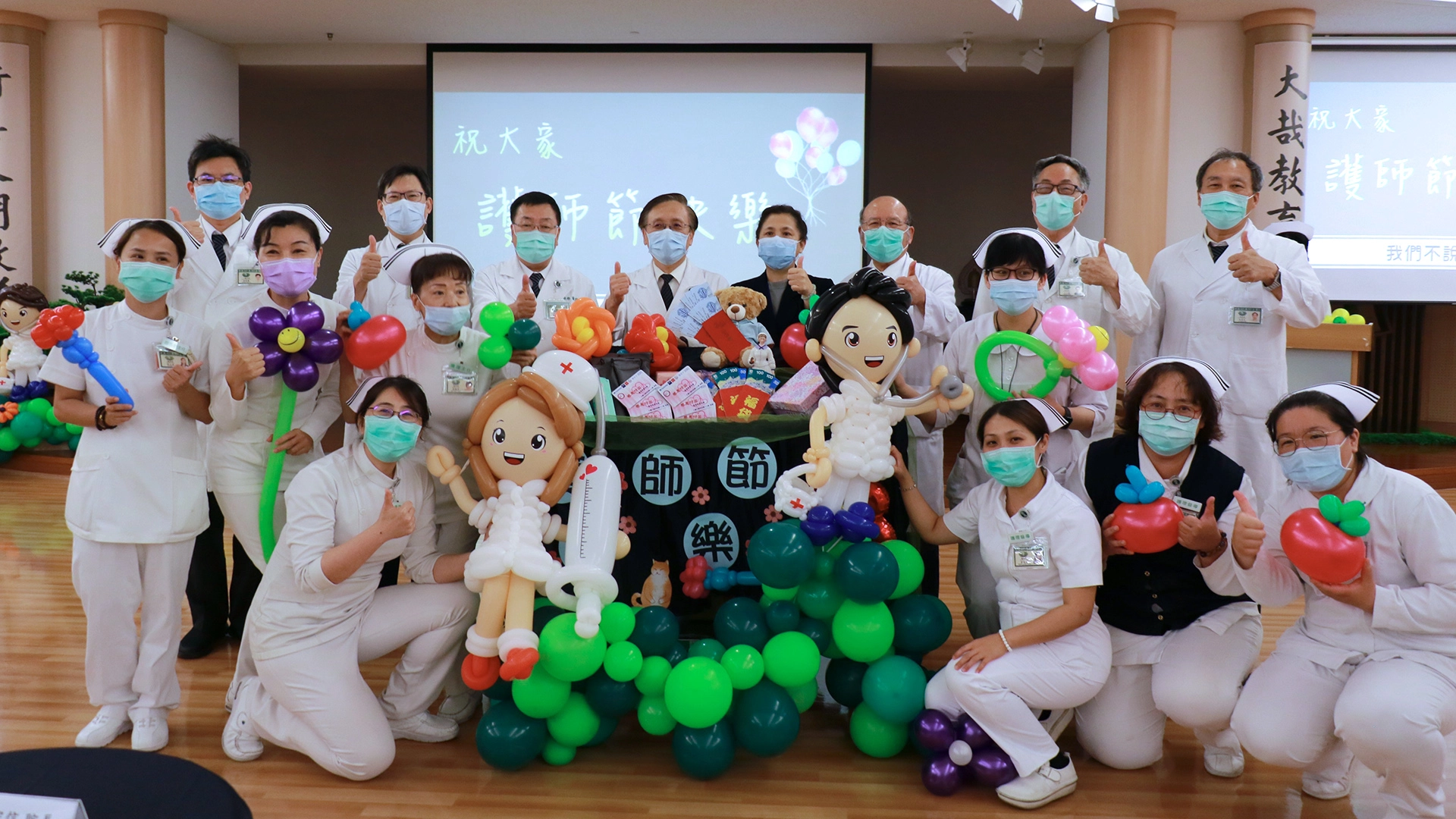 院長室主管全員出席國際護師節表揚活動,展現祝福感恩誠意。