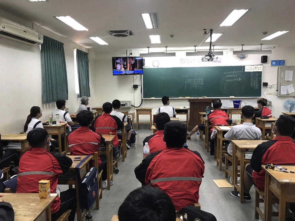 永靖高工學生在教室觀看見面會。
