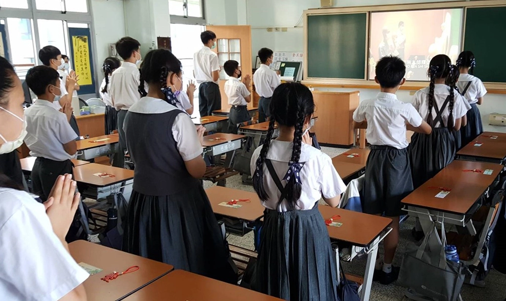 善用科技,國小部浴佛同步連線。