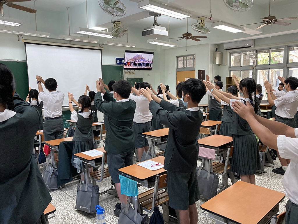 學生隨著祈禱歌詞,將自己的心念上達諸佛聽。