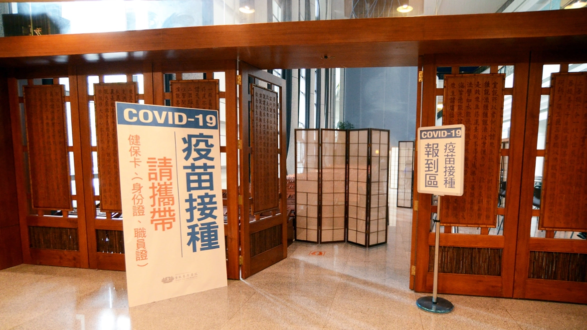 台北慈濟醫院擴大接種量能除增加每日掛號名額外,也重新規劃接種診間,以便民眾接種,保護自己與旁人。