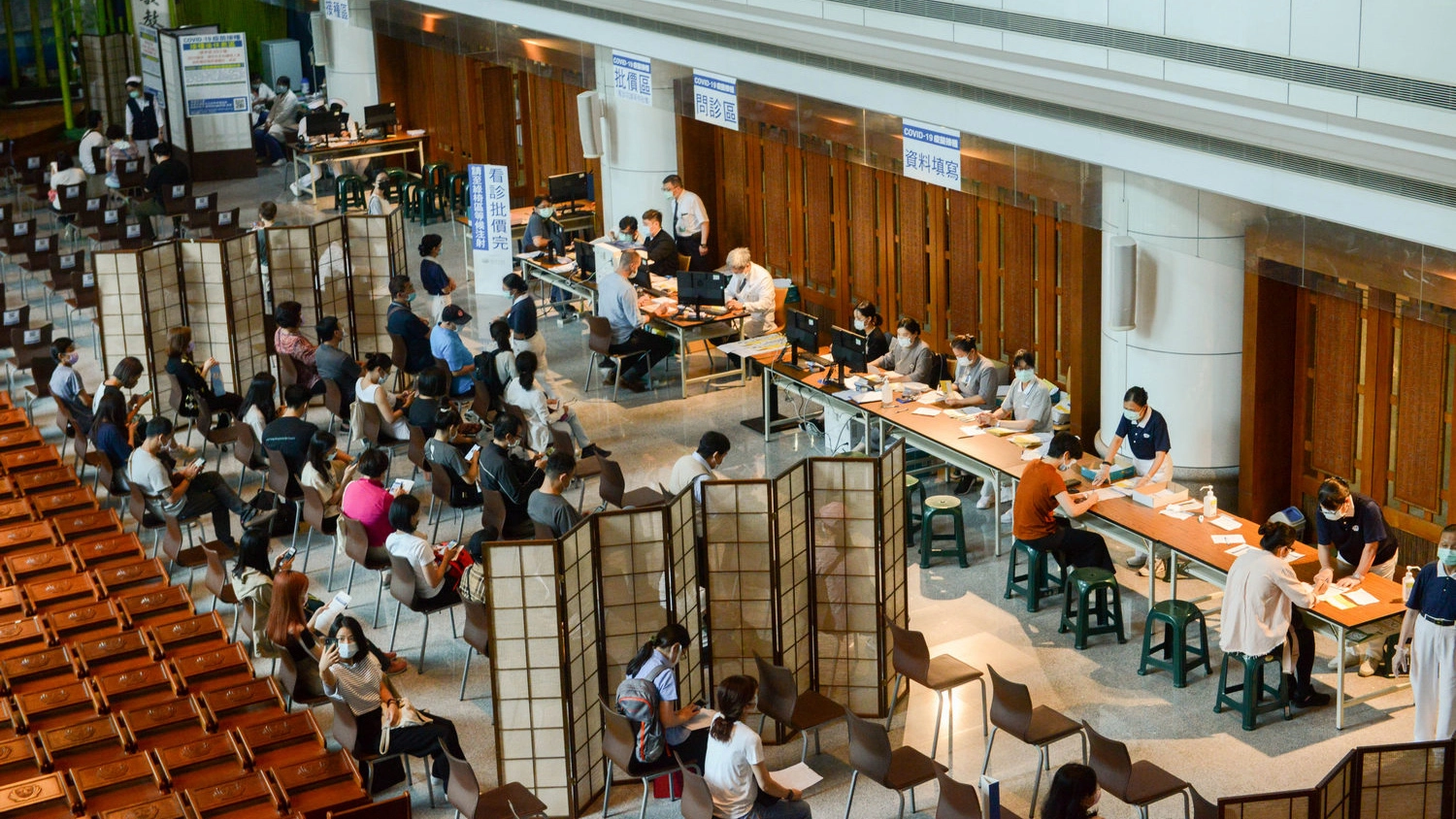 台北慈濟醫院疫苗接種區採直線式的動線規劃,流程清楚明瞭。