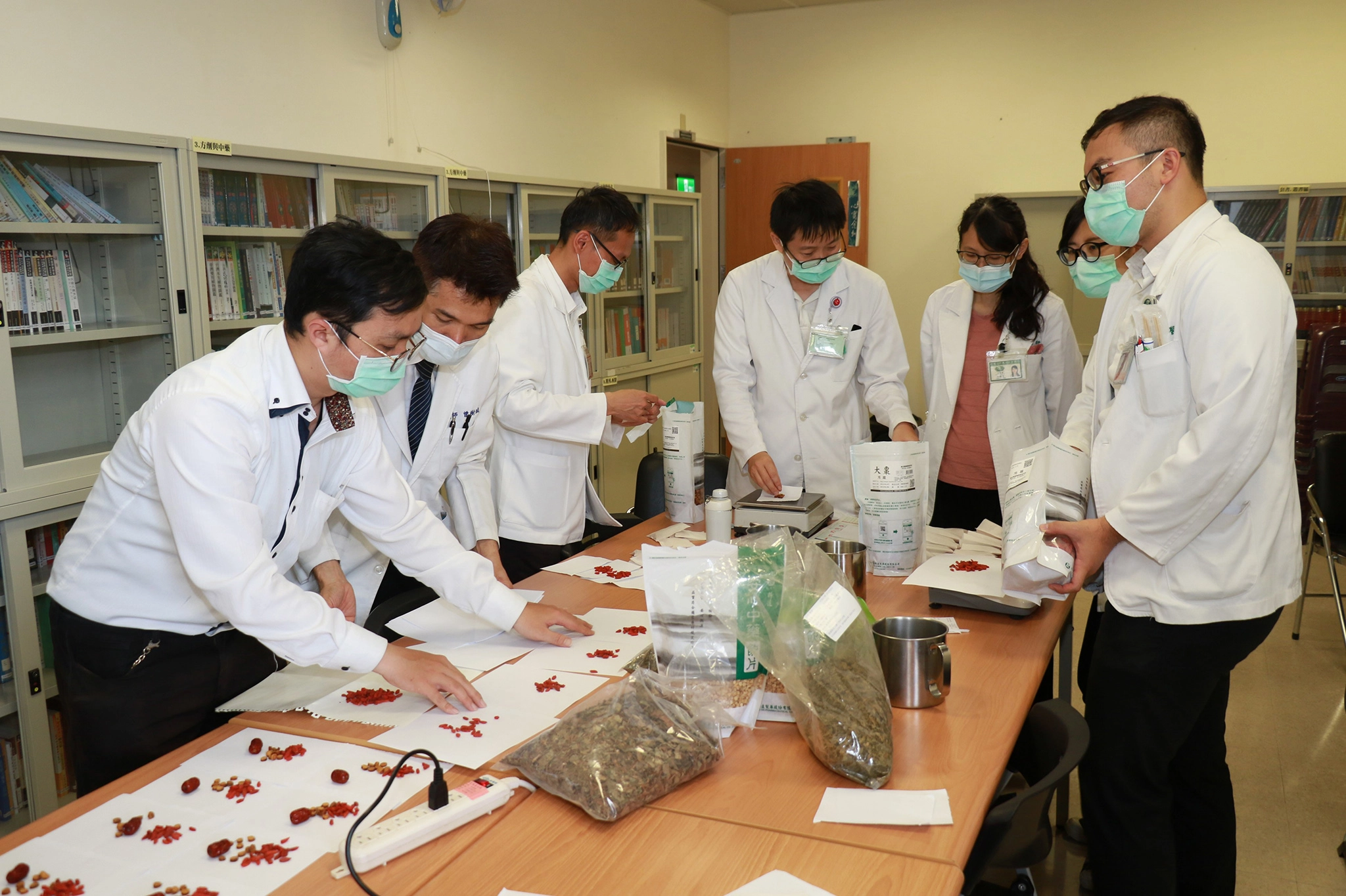 中醫住院醫師與實習醫師群親手調製「集氣茶飲包」,贈送給平日關懷照顧的懿德爸媽,為他們建構滿滿的防疫元氣。